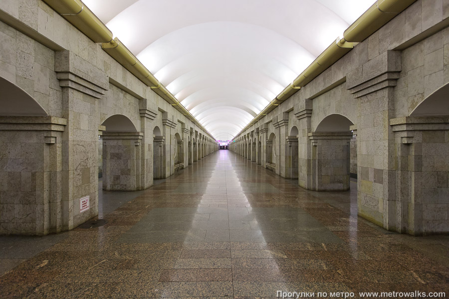 Станция Крестовский остров (Фрунзенско-Приморская линия, Санкт-Петербург). Центральный зал станции, вид вдоль от глухого торца в сторону выхода.