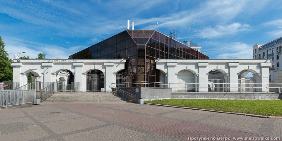 Станция Крестовский остров (Фрунзенско-Приморская линия, Санкт-Петербург). Наземный вестибюль станции. Вид со стороны входа.