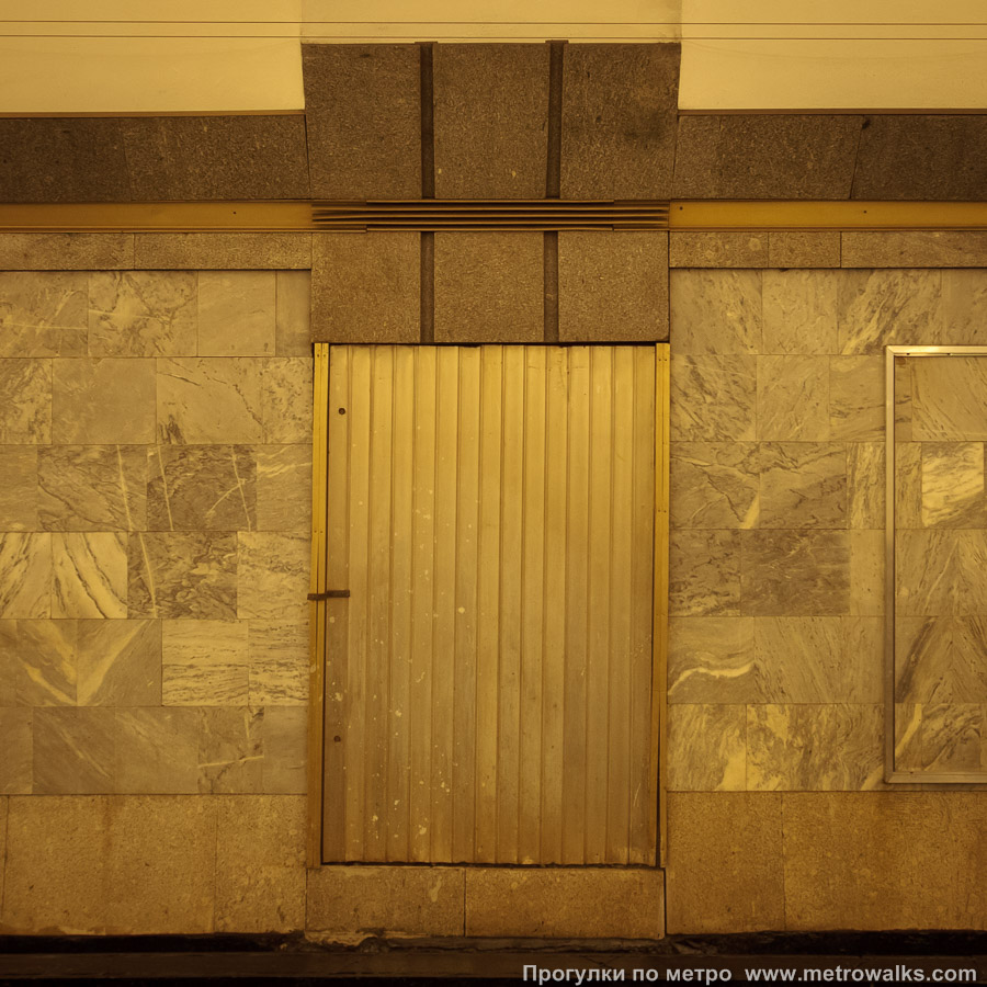 Станция Ладожская (Правобережная линия, Санкт-Петербург). Декоративная технологическая дверь в стене.