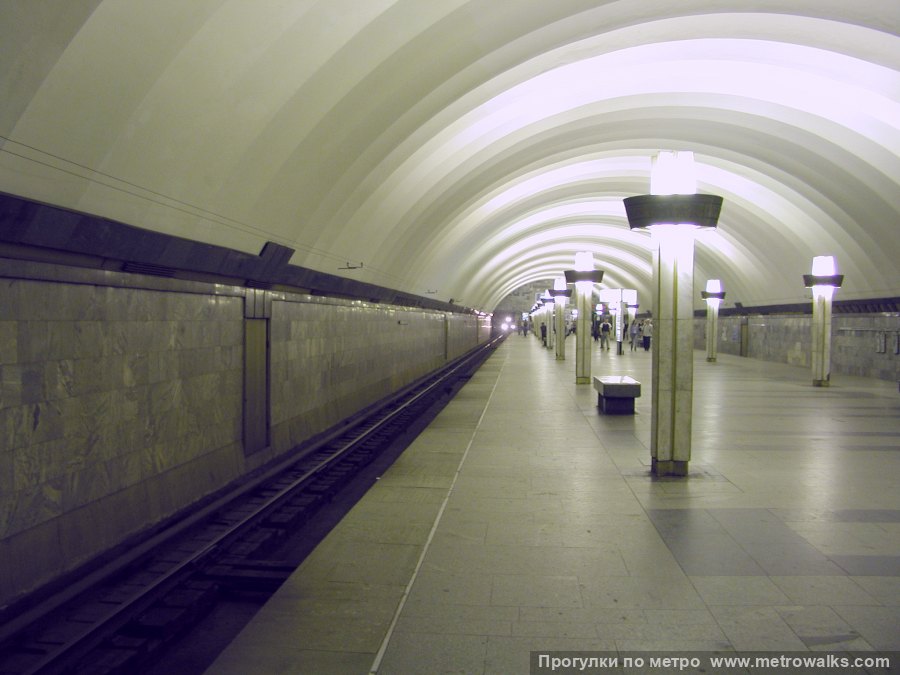 Станция Ладожская (Правобережная линия, Санкт-Петербург). Продольный вид вдоль края платформы. Историческое фото (2002) с условно белым освещением.