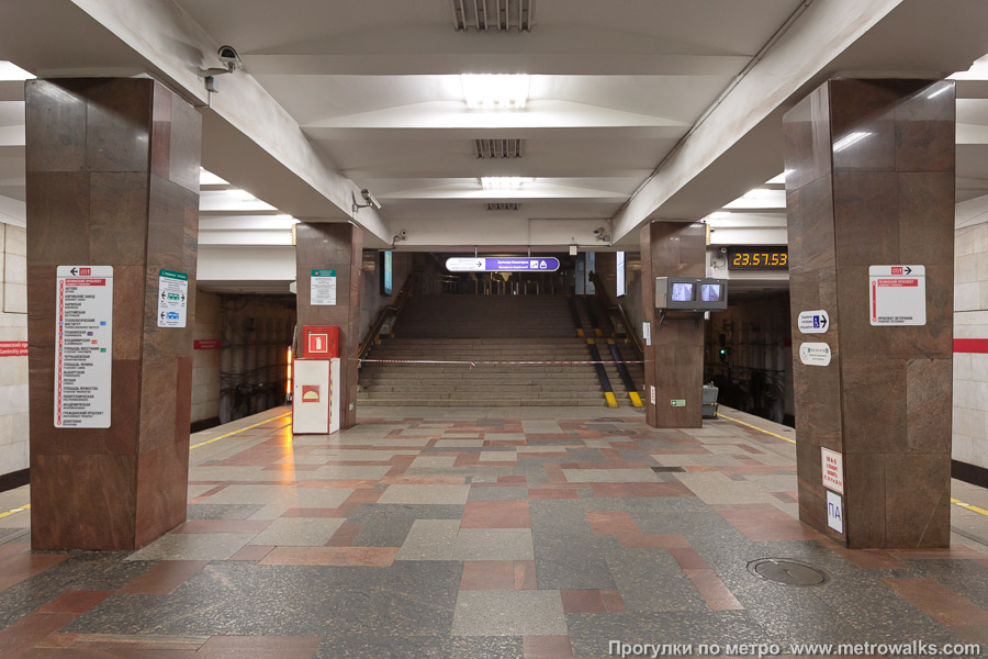 Станция Ленинский проспект (Кировско-Выборгская линия, Санкт-Петербург). Южный выход с меньшим пассажиропотоком, он закрывается на несколько часов раньше.