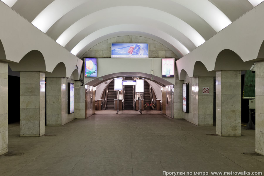 Станция Лесная (Кировско-Выборгская линия, Санкт-Петербург). Выход в город, эскалаторы начинаются прямо с уровня платформы.