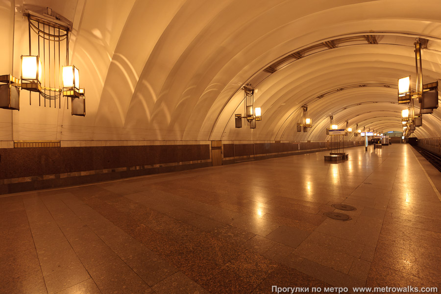 Станция Лиговский проспект (Правобережная линия, Санкт-Петербург). Вид по диагонали. Историческое фото (2010) с оранжевым освещением.