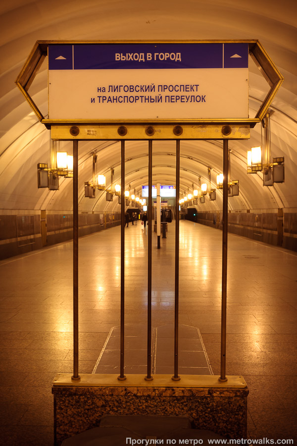 Станция Лиговский проспект (Правобережная линия, Санкт-Петербург). Указатели на платформе. К сожалению, при внедрении единообразного «нового информационного пространства» эти декоративные указатели были уничтожены.