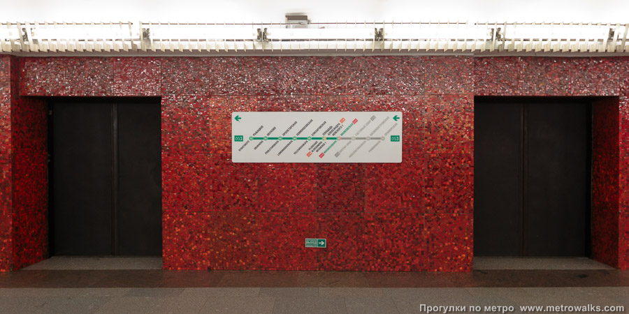 Станция Маяковская (Невско-Василеостровская линия, Санкт-Петербург). Схема линии на станционной стене.