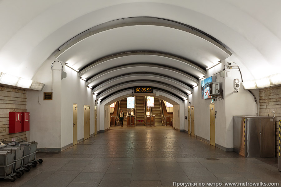 Станция Маяковская (Невско-Василеостровская линия, Санкт-Петербург). Выход в город, эскалаторы начинаются прямо с уровня платформы.