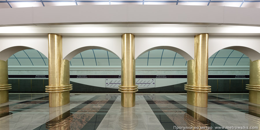 Станция Международная (Фрунзенско-Приморская линия, Санкт-Петербург). Поперечный вид, проходы между колоннами из центрального зала на платформу.