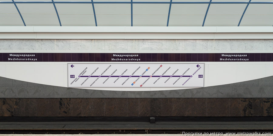 Станция Международная (Фрунзенско-Приморская линия, Санкт-Петербург). Название станции на путевой стене и схема линии.