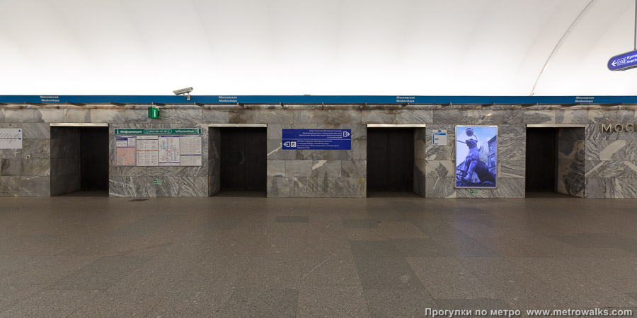 Станция Московская (Московско-Петроградская линия, Санкт-Петербург). Поперечный вид. Новая фотография, с синей полосой.