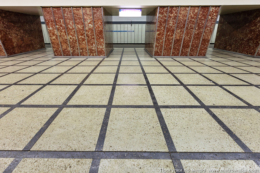 Станция Московские ворота (Московско-Петроградская линия, Санкт-Петербург). Пол крупным планом. Снимок до ремонта, с оригинальными цветами пола.