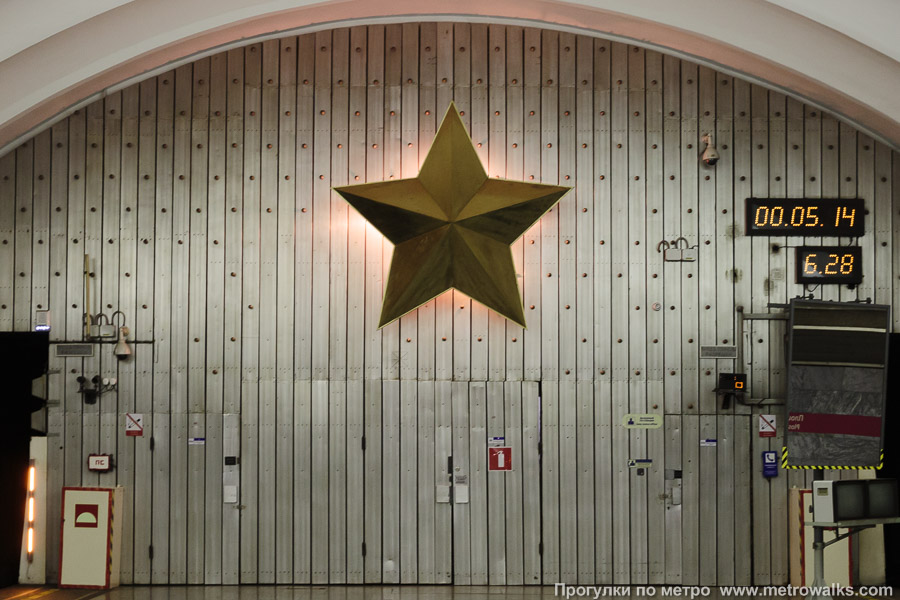 Станция Площадь Мужества (Кировско-Выборгская линия, Санкт-Петербург). Торцевая стена украшена звездой, подсвеченной оранжевым светом.