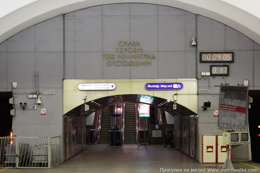 Станция Площадь Мужества (Кировско-Выборгская линия, Санкт-Петербург). Выход в город, эскалаторы начинаются прямо с уровня платформы.
