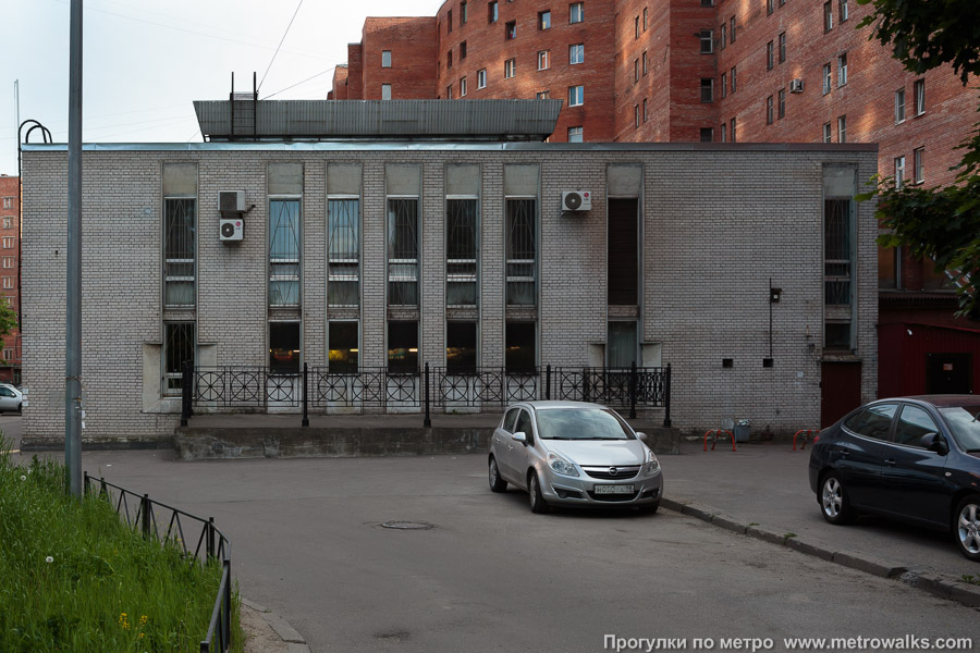 Станция Площадь Мужества (Кировско-Выборгская линия, Санкт-Петербург). На самом деле вестибюль находится во дворе, а в здание встроен только фасад вестибюля.