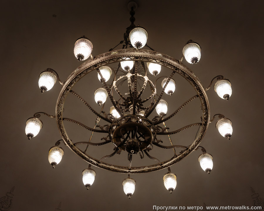 Станция Нарвская (Кировско-Выборгская линия, Санкт-Петербург). Светильник в эскалаторном зале крупным планом. Люстра в центре зала.