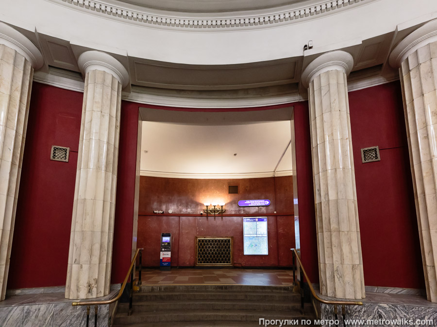 Станция Нарвская (Кировско-Выборгская линия, Санкт-Петербург). Выход из эскалаторного зала. Непонятно, зачем построили лестницу вместо того, чтобы сделать эскалаторы на полметра выше.