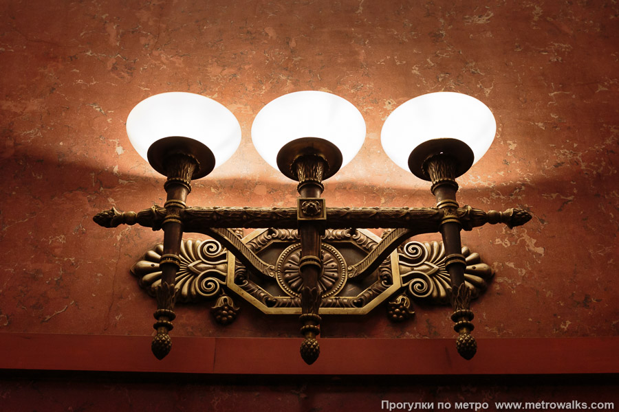 Станция Нарвская (Кировско-Выборгская линия, Санкт-Петербург). Бра в коридоре к выходу.