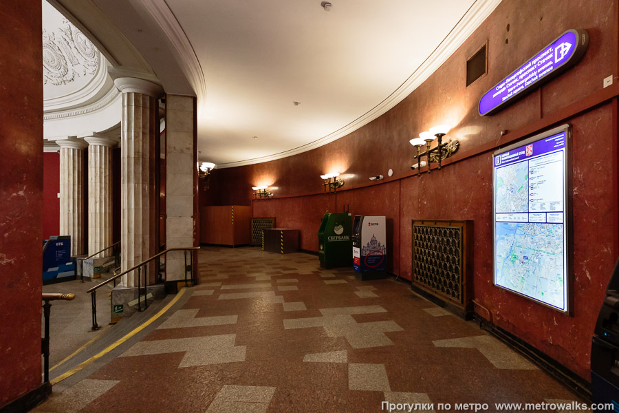 Станция Нарвская (Кировско-Выборгская линия, Санкт-Петербург). Коридор, ведущий из эскалаторного зала к выходу.