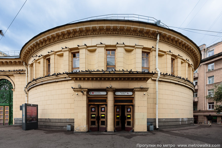 Станция Нарвская (Кировско-Выборгская линия, Санкт-Петербург). Тот же вестибюль, вид сбоку.