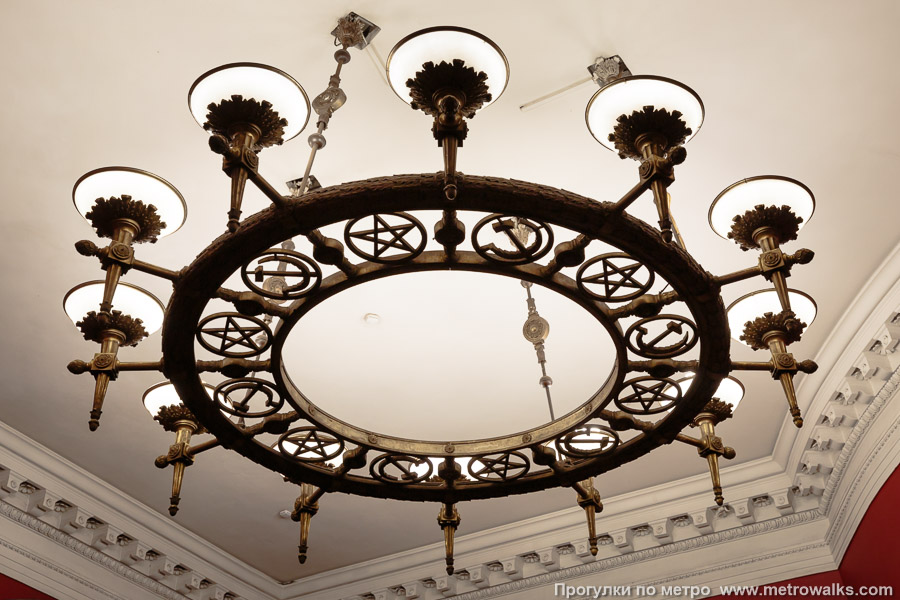 Станция Нарвская (Кировско-Выборгская линия, Санкт-Петербург). Светильник в вестибюле крупным планом.