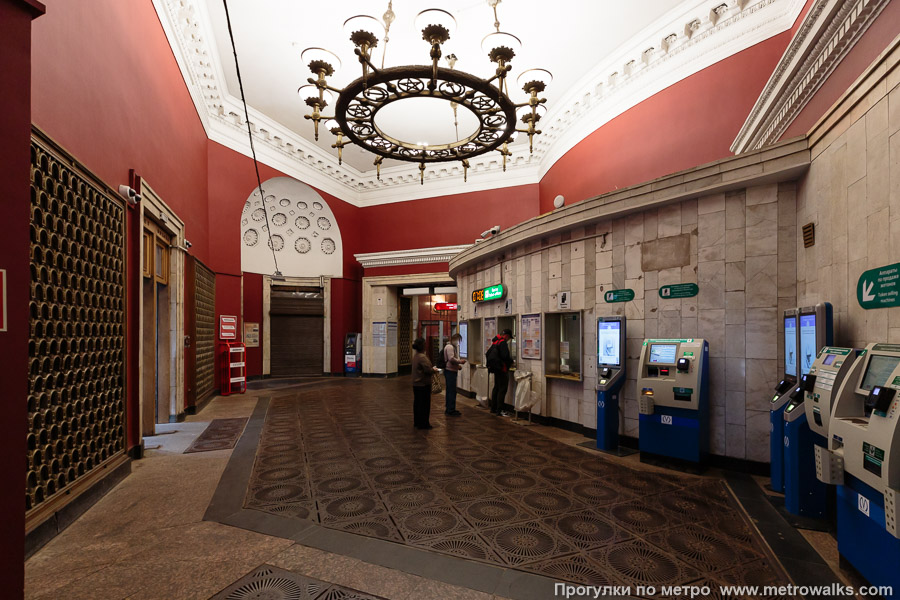 Станция Нарвская (Кировско-Выборгская линия, Санкт-Петербург). Внутри вестибюля станции, общий вид. Кассовый зал на входе.