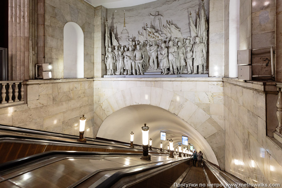 Станция Нарвская (Кировско-Выборгская линия, Санкт-Петербург). Эскалаторы в вестибюле.