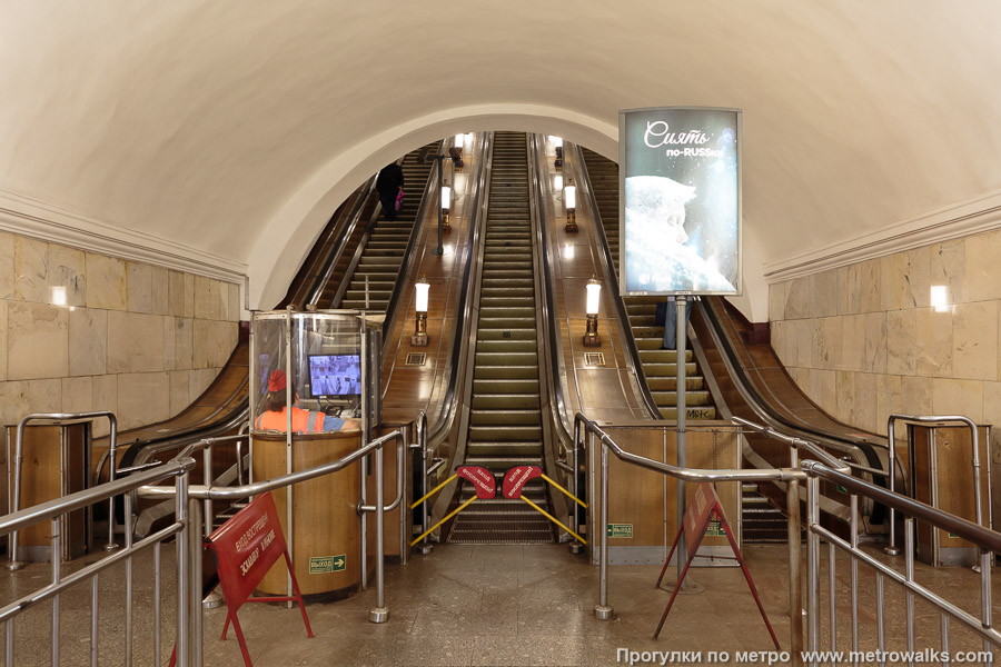 Станция Нарвская (Кировско-Выборгская линия, Санкт-Петербург). У эскалаторов. На момент фотосъёмки (2025) это были самые старые эскалаторы в Петербурге.