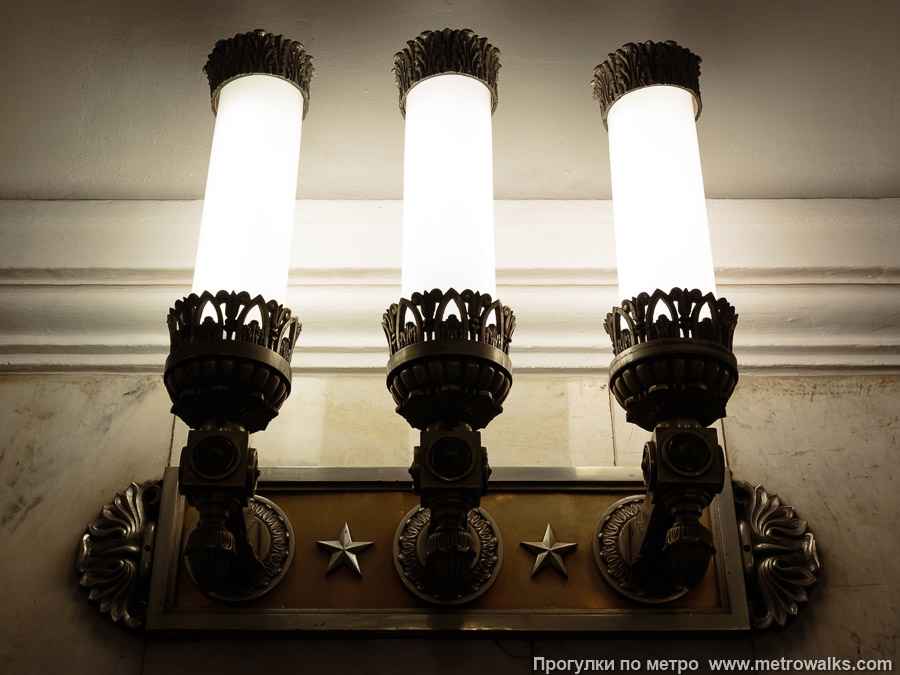Станция Нарвская (Кировско-Выборгская линия, Санкт-Петербург). Светильник у выхода крупным планом.