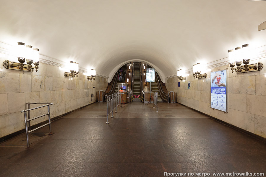 Станция Нарвская (Кировско-Выборгская линия, Санкт-Петербург). Выход в город, эскалаторы начинаются прямо с уровня платформы.
