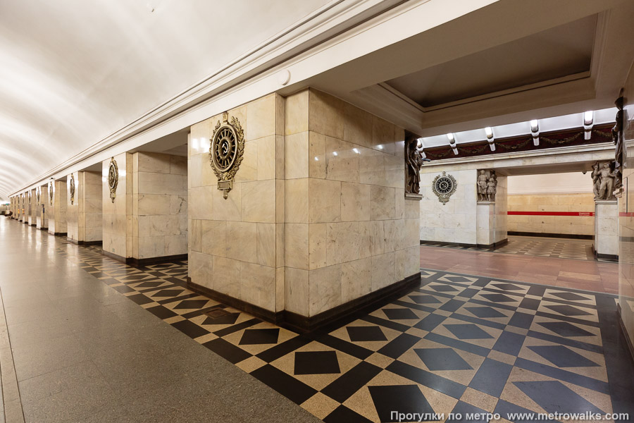 Станция Нарвская (Кировско-Выборгская линия, Санкт-Петербург). Вид на пилоны со стороны края платформы.