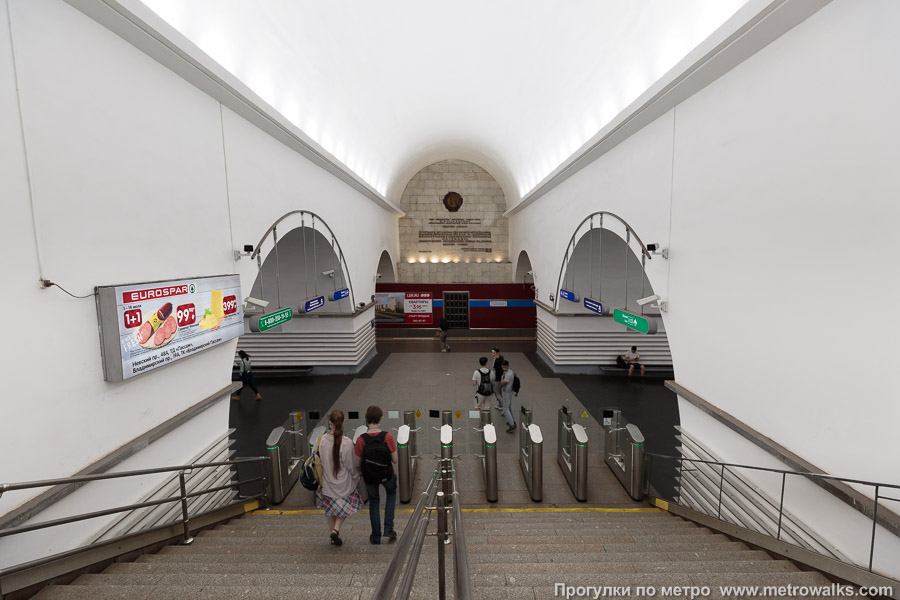 Станция Невский проспект (Московско-Петроградская линия, Санкт-Петербург). Вид на станцию с лестницы перехода.