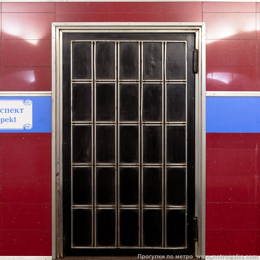 Станция Невский проспект (Московско-Петроградская линия, Санкт-Петербург). Декоративная технологическая дверь в стене.