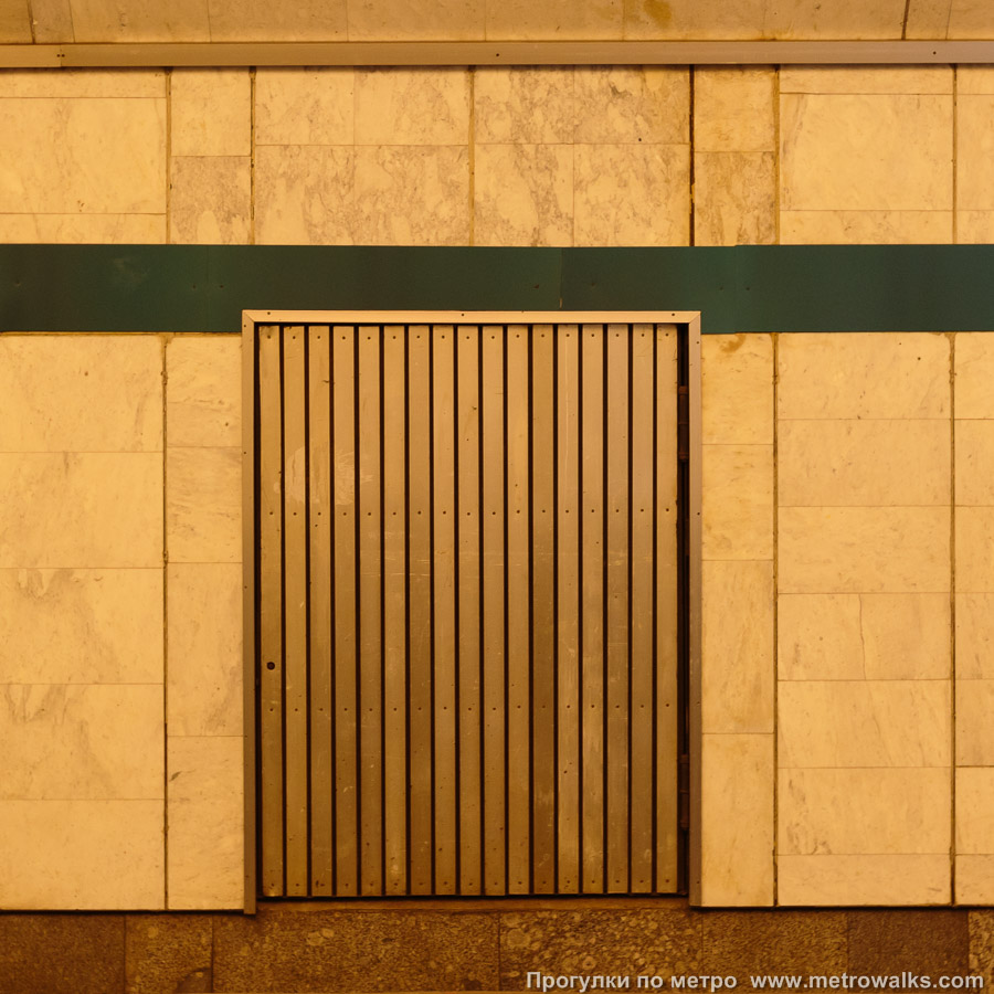 Станция Обухово (Невско-Василеостровская линия, Санкт-Петербург). Декоративная технологическая дверь в стене.