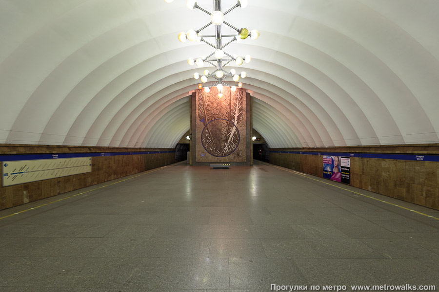 Станция Озерки (Московско-Петроградская линия, Санкт-Петербург). Противоположная от входа часть станции.