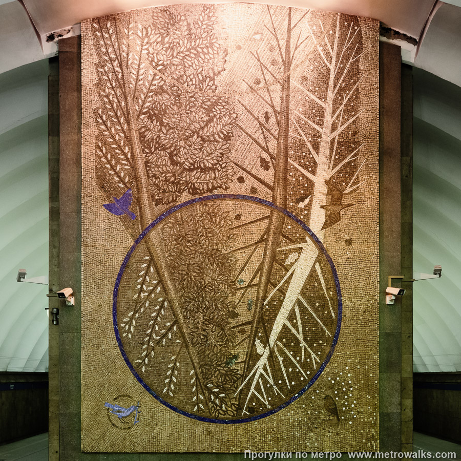 Станция Озерки (Московско-Петроградская линия, Санкт-Петербург). Декоративное оформление глухого торца. Мозаичное панно «Озерцо».