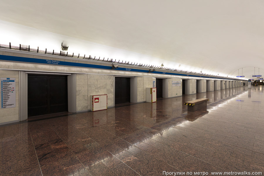 Станция Парк Победы (Московско-Петроградская линия, Санкт-Петербург). Вид по диагонали.
