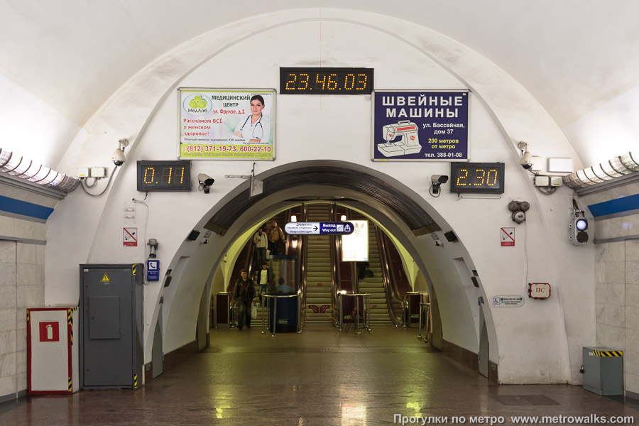 Станция Парк Победы (Московско-Петроградская линия, Санкт-Петербург). Выход в город, эскалаторы начинаются прямо с уровня платформы.