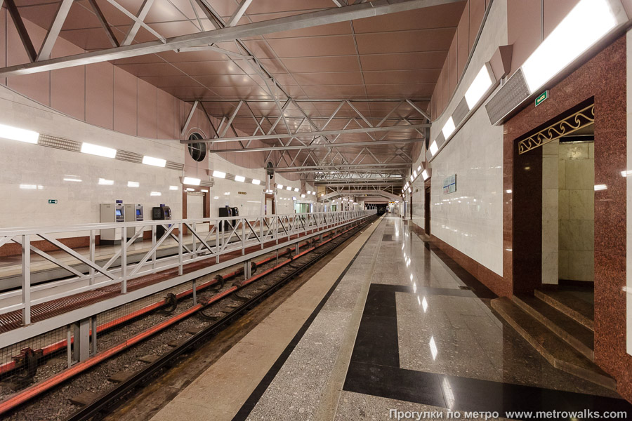 Станция Парнас (Московско-Петроградская линия, Санкт-Петербург). Продольный вид вдоль края платформы.
