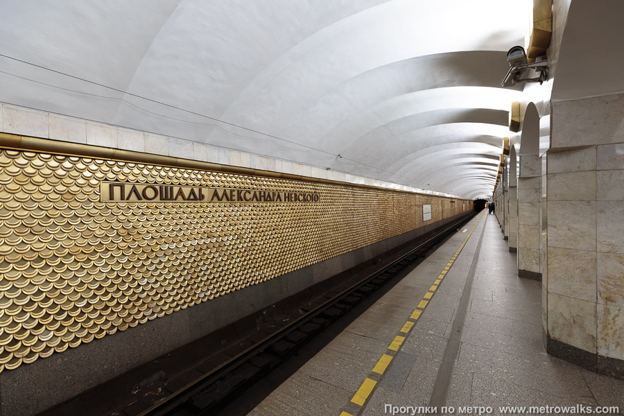 Станция Площадь Александра Невского (Правобережная линия, Санкт-Петербург). Боковой зал станции и посадочная платформа, общий вид.