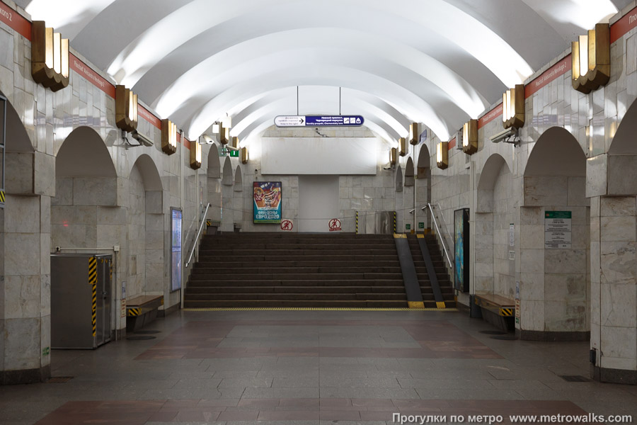 Станция Площадь Александра Невского (Правобережная линия, Санкт-Петербург). Выход в город, лестница из центрального зала станции в переходный коридор к эскалаторам.