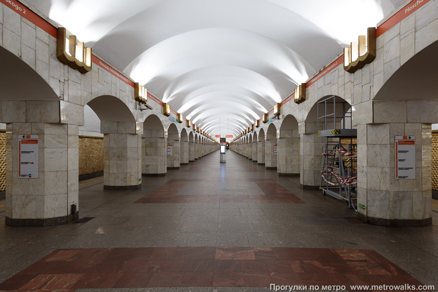 Станция Площадь Александра Невского (Правобережная линия, Санкт-Петербург). Продольный вид центрального зала.