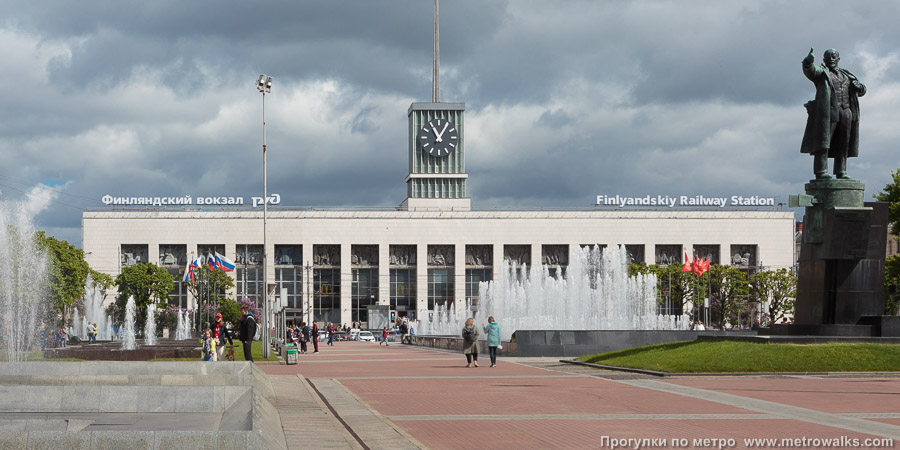Станция Площадь Ленина (Кировско-Выборгская линия, Санкт-Петербург). Первый вестибюль станции встроен в здание Финляндского вокзала.