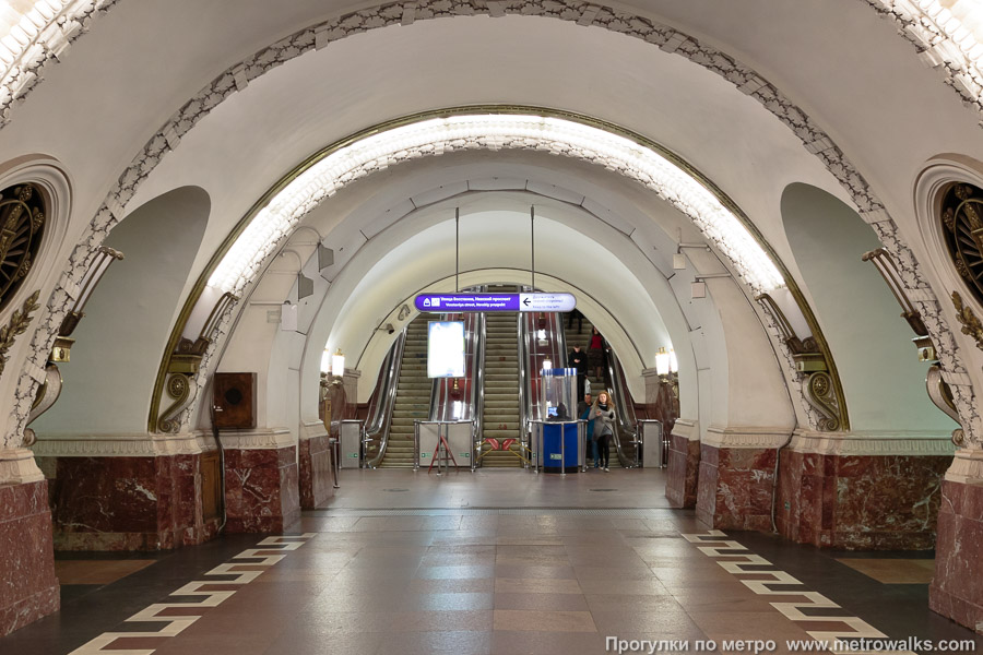 Станция Площадь Восстания (Кировско-Выборгская линия, Санкт-Петербург). Выход в город, эскалаторы начинаются прямо с уровня платформы.