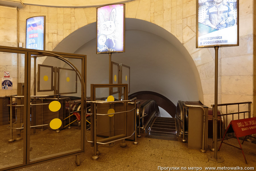 Станция Площадь Восстания (Кировско-Выборгская линия, Санкт-Петербург). Эскалаторы в вестибюле.