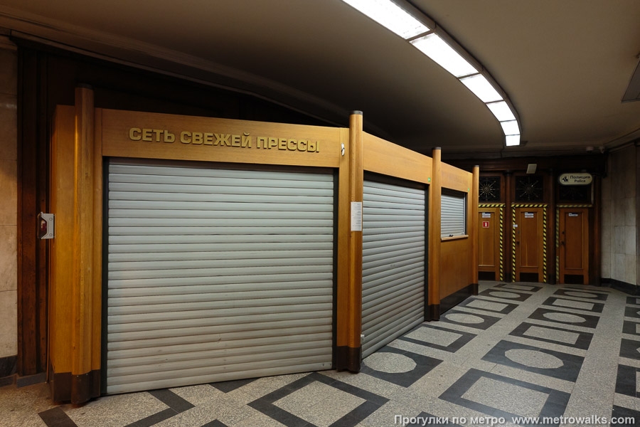 Станция Площадь Восстания (Кировско-Выборгская линия, Санкт-Петербург). В вестибюле установлен торговый киоск.