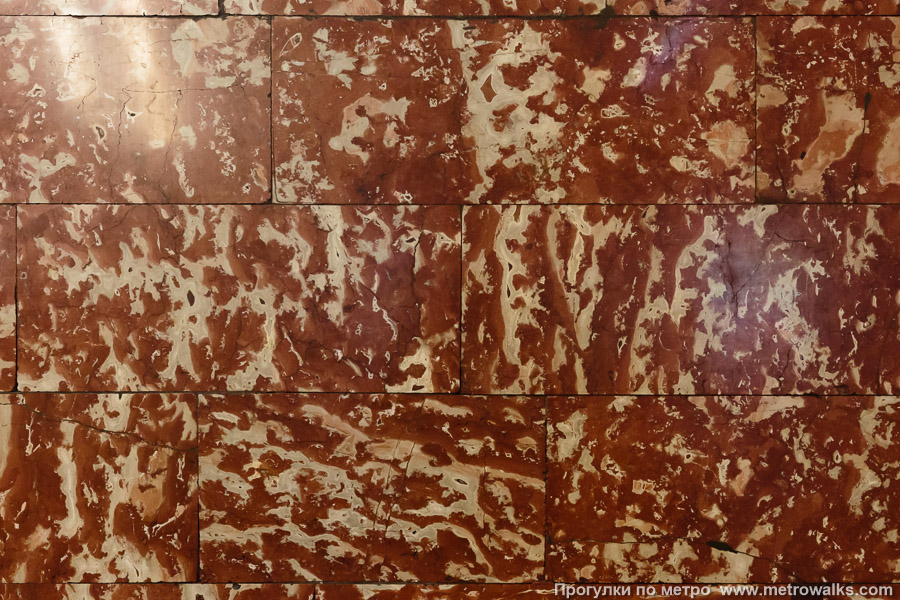 Станция Площадь Восстания (Кировско-Выборгская линия, Санкт-Петербург). Мраморная облицовка стены напротив эскалаторов. Внимательный взгляд заметит, что вид мрамора отличается от такового на пилонах.