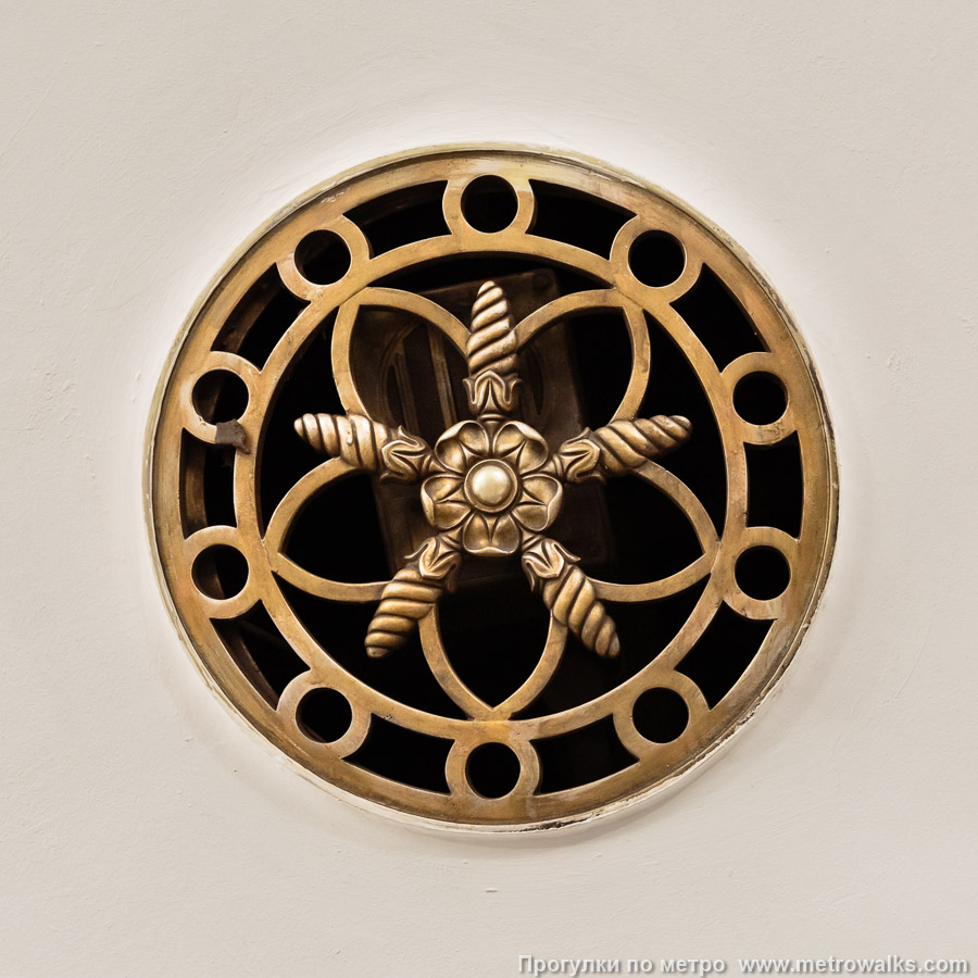 Станция Площадь Восстания (Кировско-Выборгская линия, Санкт-Петербург). Декоративная вентиляционная решётка в пилоне со стороны платформы. В дальней части боковых залов установлены решётки меньшего размера.