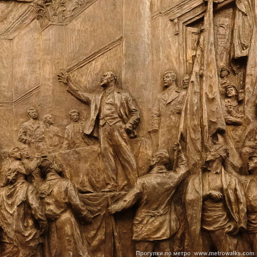 Станция Площадь Восстания (Кировско-Выборгская линия, Санкт-Петербург). Фрагмент барельефа «Ленин и Сталин в захваченном Зимнем Дворце». Это единственное сохранившееся изображение Сталина в Петербургском метрополитене.