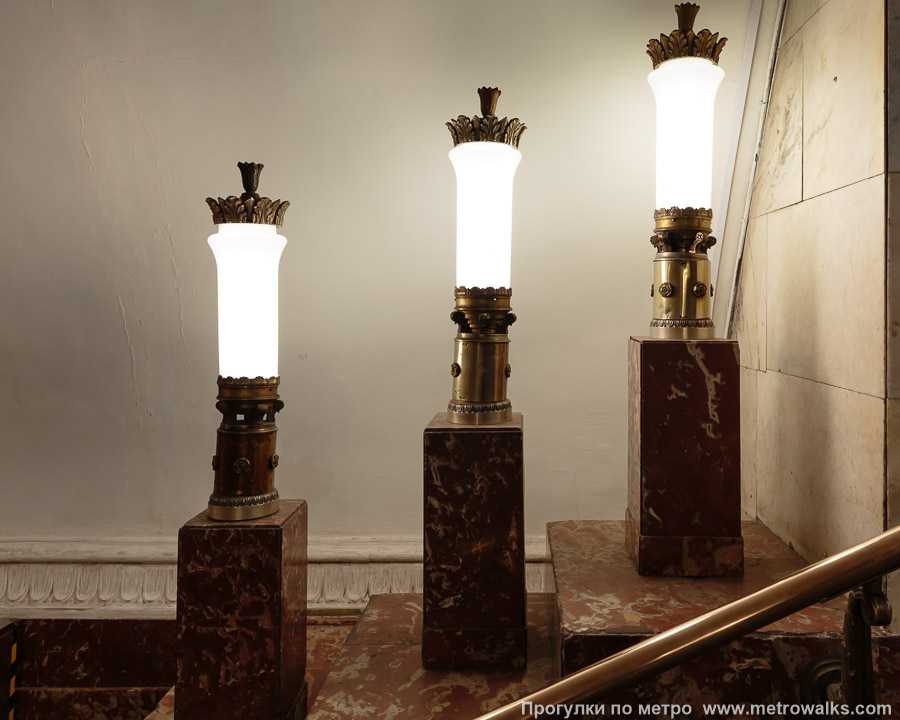 Станция Площадь Восстания (Кировско-Выборгская линия, Санкт-Петербург). Светильник у выхода крупным планом.