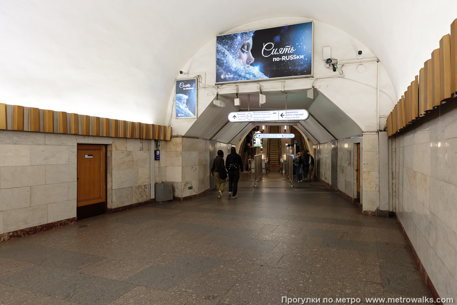 Станция Площадь Восстания (Кировско-Выборгская линия, Санкт-Петербург). У эскалаторов выхода на Московский вокзал.