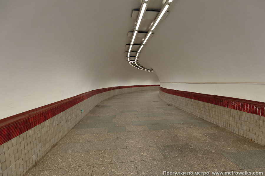 Станция Площадь Восстания (Кировско-Выборгская линия, Санкт-Петербург). Коридор второго перехода на станцию Маяковскую Невско-Василеостровской линии.